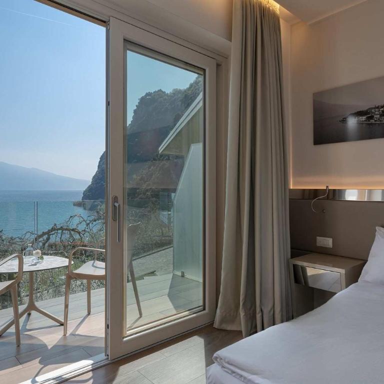 Hotel Atilius - Adults Only - Camera Superior Matrimoniale/Doppia con Letti Singoli con Vista Lago e Balcone - 6