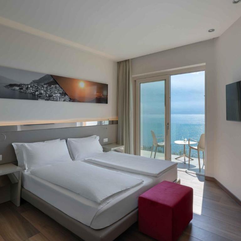 Hotel Atilius - Adults Only - Camera Superior Matrimoniale/Doppia con Letti Singoli con Vista Lago e Balcone - 3