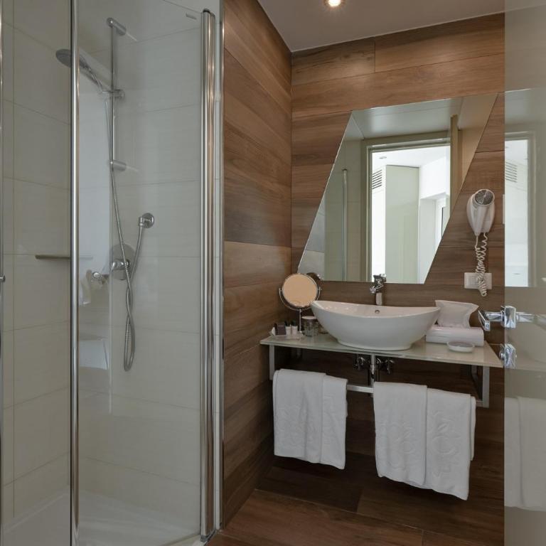 Hotel Atilius - Adults Only - Camera Superior Matrimoniale/Doppia con Letti Singoli con Vista Lago e Balcone - 8