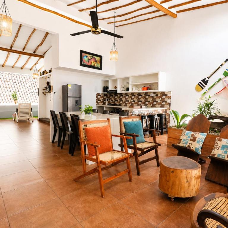 AIRES - Three-Bedroom House - 3