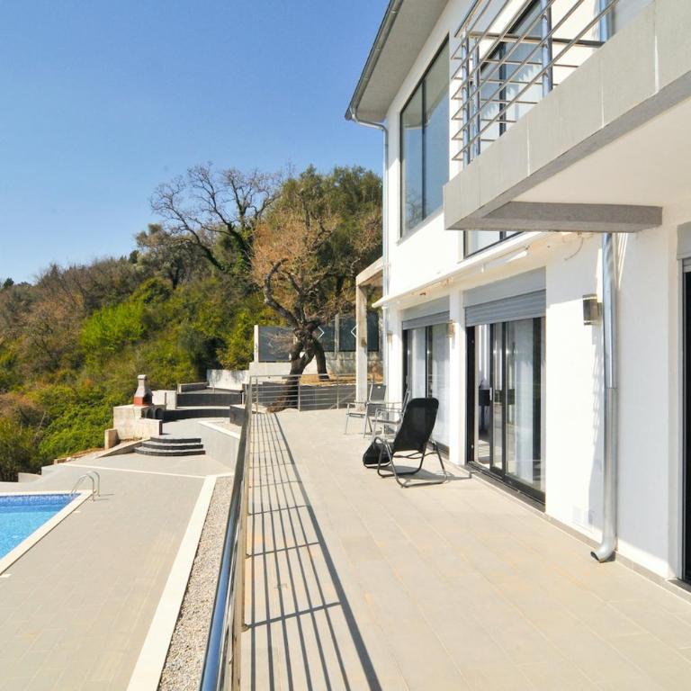 Modern 5BR Villa with Infinity Pool and Sea Views - Villa - 5