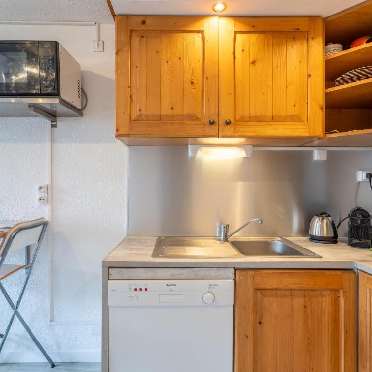 Mountain View with Ski-In and Out Loft - Résidence Roche Blanche - Appartamento con Vista e Balcone - 9