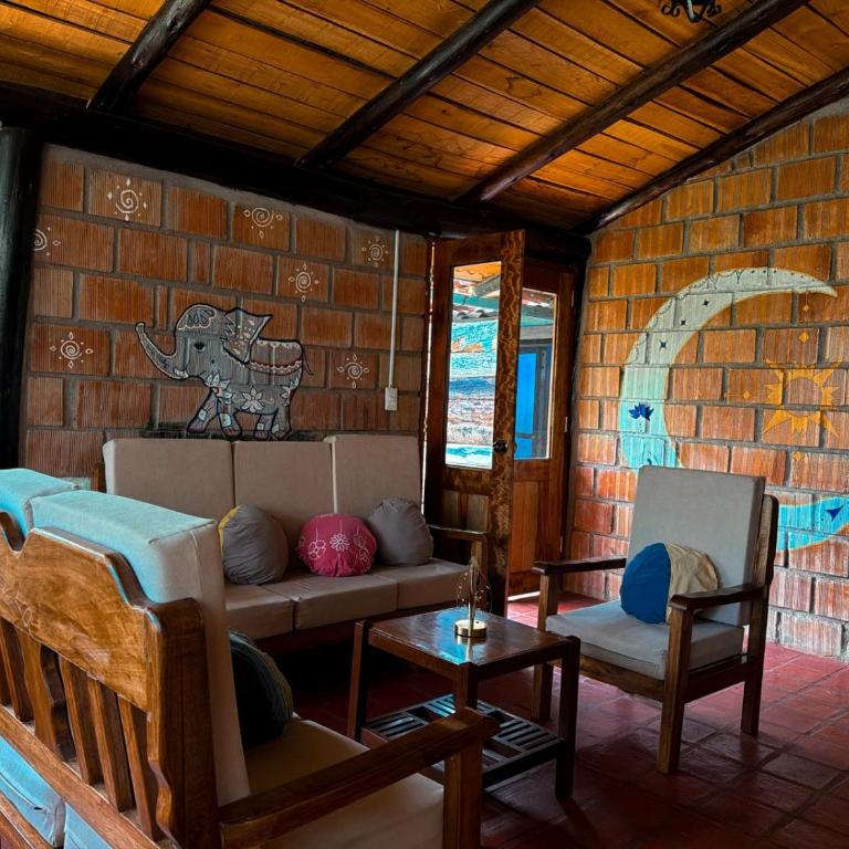 La Casa de Tay - Family Room with Garden View - 4