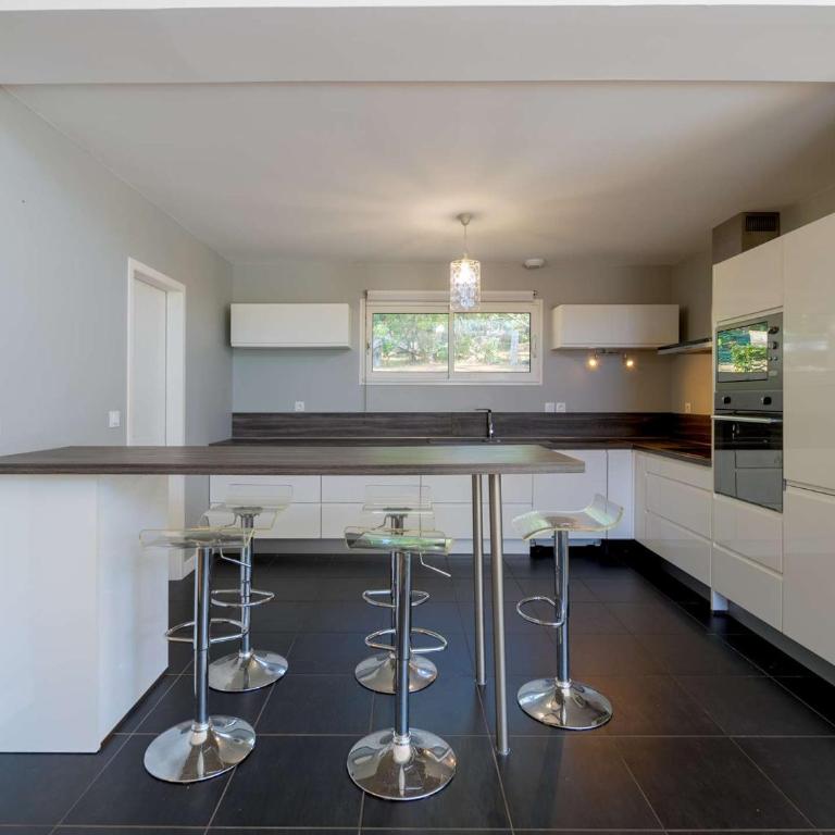 Villa familiale avec piscine - 10 pers. - FR-1-877-21 - Villa - 15