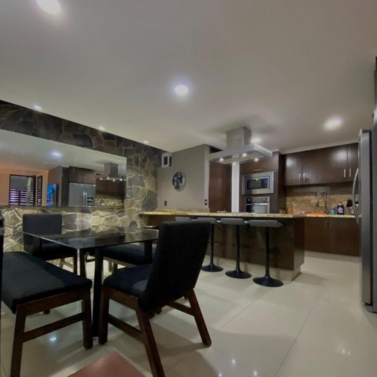 Moderno y amplio alojamiento Vacacional Casa LIMÓN - Casa de 5 dormitorios - 7