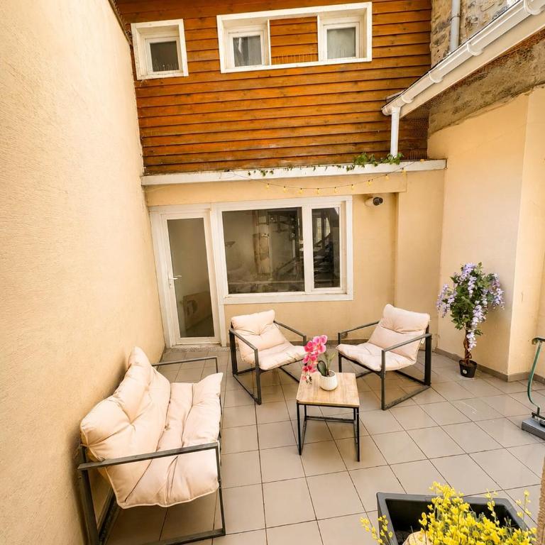 HYPER CENTRE dans remparts vieille ville 1er étage , possible tout faire a pieds - Appartement 1 Chambre - 5