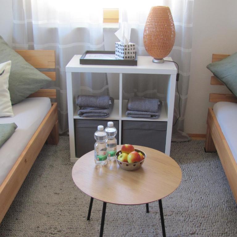 #6 Komfortables sonniges Gästezimmer mit 2 Betten, Gemeinschaftsbad, W-Lan frei, Airport nah - Doppel-/Zweibettzimmer mit Gemeinschaftsbad - 2