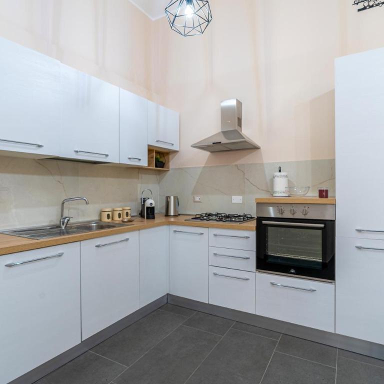 Casa Enza 13 - Appartamento Deluxe con 2 Camere da Letto e Balcone - 7