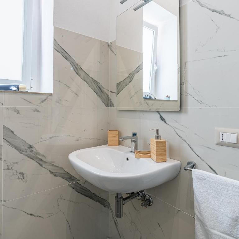 Casa Enza 13 - Appartamento Deluxe con 2 Camere da Letto e Balcone - 21