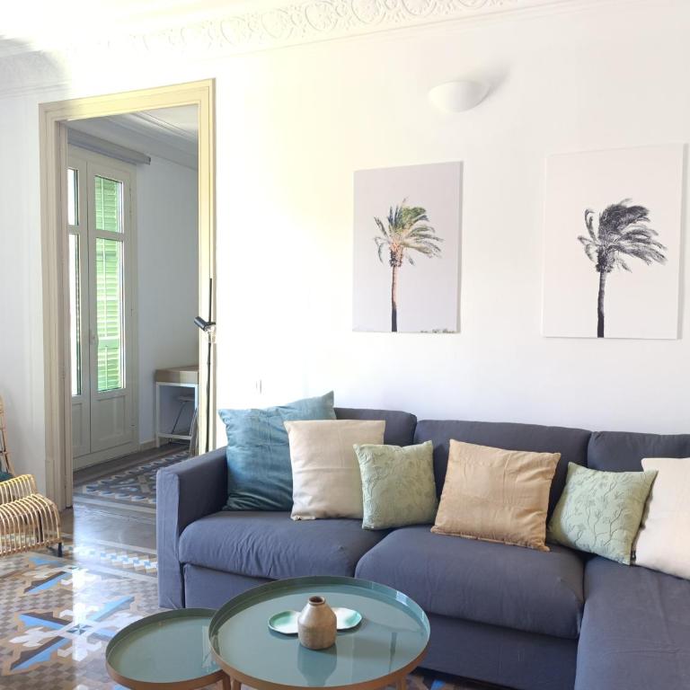 Casa Luxe Suites Barcelona - Three-Bedroom Apartment with Balcony - 3
