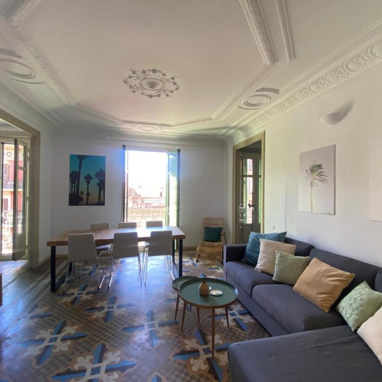 Casa Luxe Suites Barcelona - Three-Bedroom Apartment with Balcony - 10