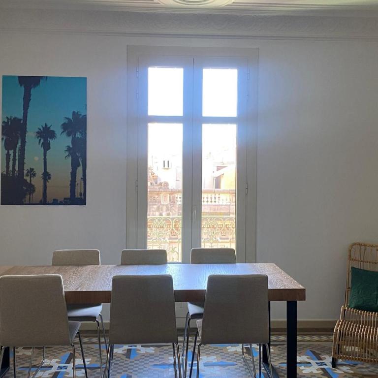 Casa Luxe Suites Barcelona - Three-Bedroom Apartment with Balcony - 17