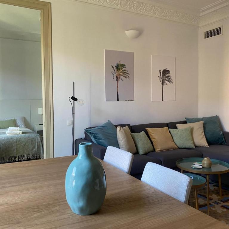 Casa Luxe Suites Barcelona - Three-Bedroom Apartment with Balcony - 24