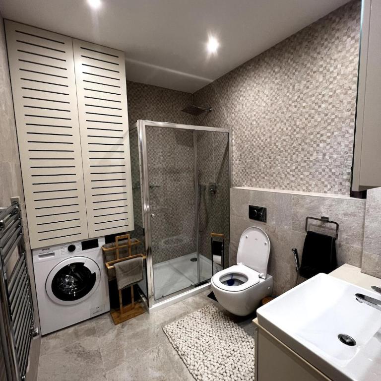 Alice in Wonderland - One-Bedroom Apartment with Garden - 31