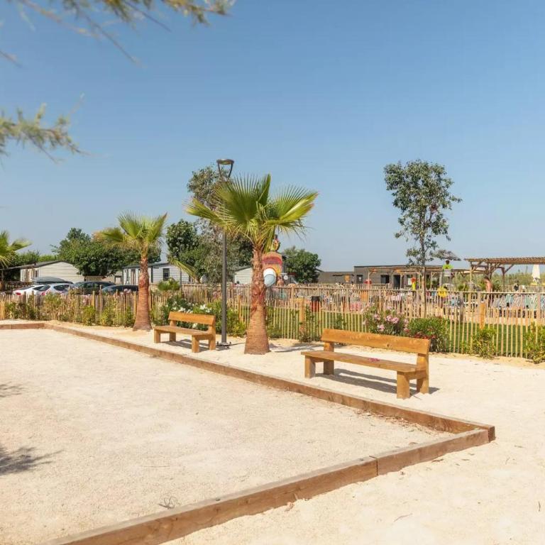 Mobil-home au Camping Castellas - Bungalow Deluxe - Vue sur Jardin - 31