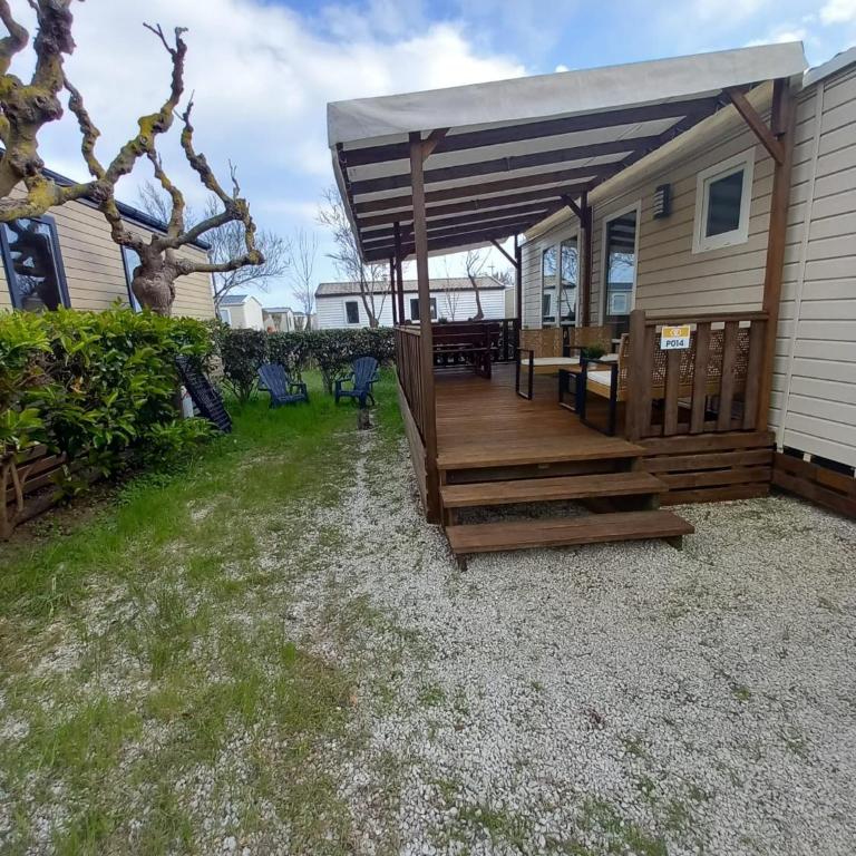 Mobil-home au Camping Castellas - Bungalow Deluxe - Vue sur Jardin - 13