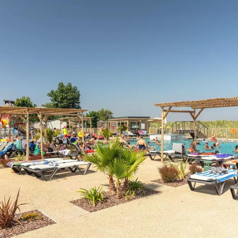 Mobil-home au Camping Castellas - Bungalow Deluxe - Vue sur Jardin - 24