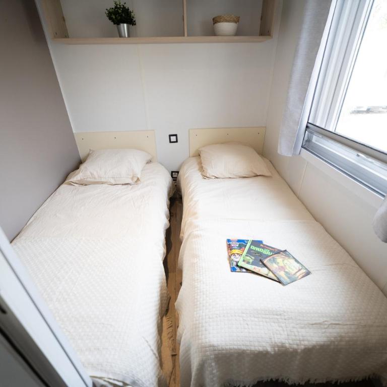 Mobil-home au Camping Castellas - Bungalow Deluxe - Vue sur Jardin - 17