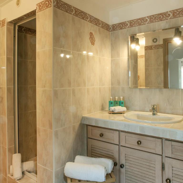 Appartement Sea view Paradise -plage à 50 m - Two-Bedroom Apartment with Sea View - 17