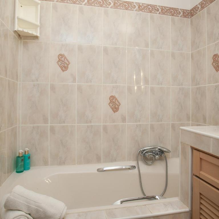 Appartement Sea view Paradise -plage à 50 m - Two-Bedroom Apartment with Sea View - 19