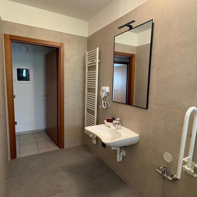 Kairos Garda Hotel - Be Happy Hotels - Camera Quintupla Accessibile per Disabili Dependance C - 4