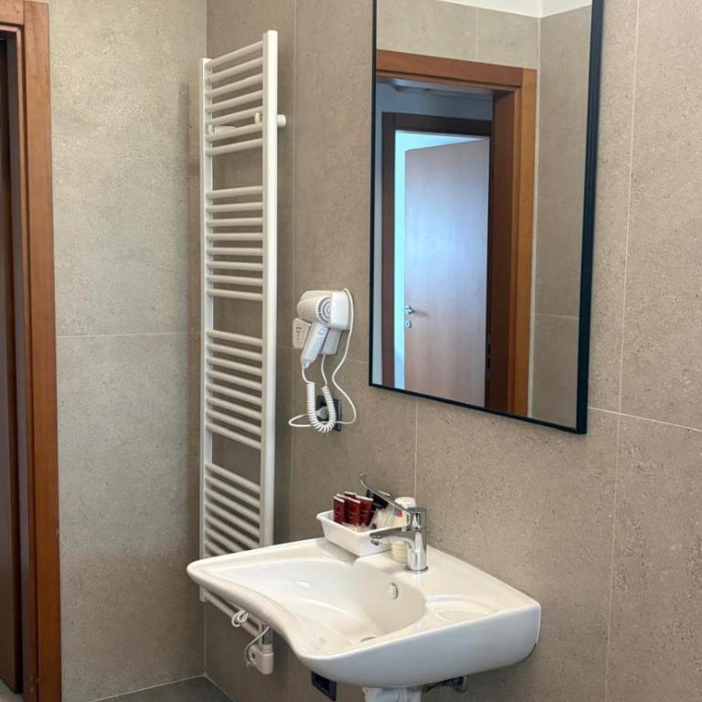 Kairos Garda Hotel - Be Happy Hotels - Camera Quintupla Accessibile per Disabili Dependance C - 5