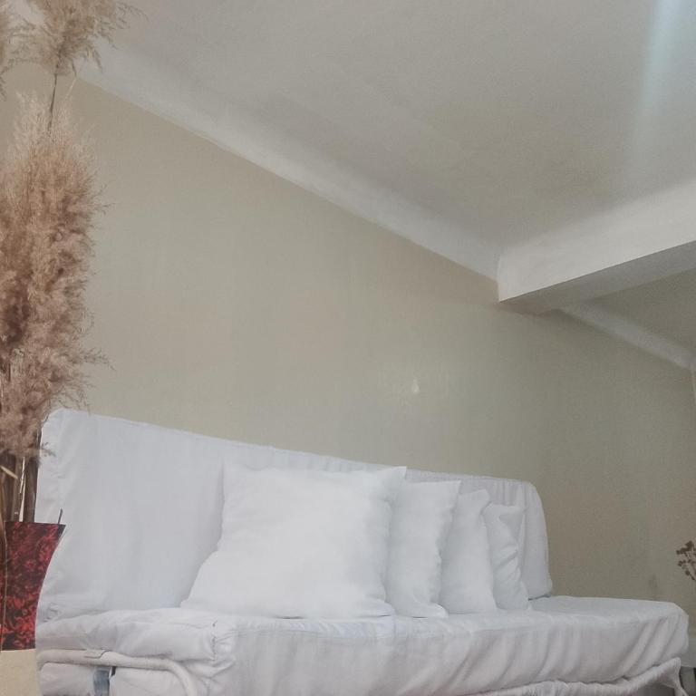 White Apartment - One-Bedroom Apartment - 7