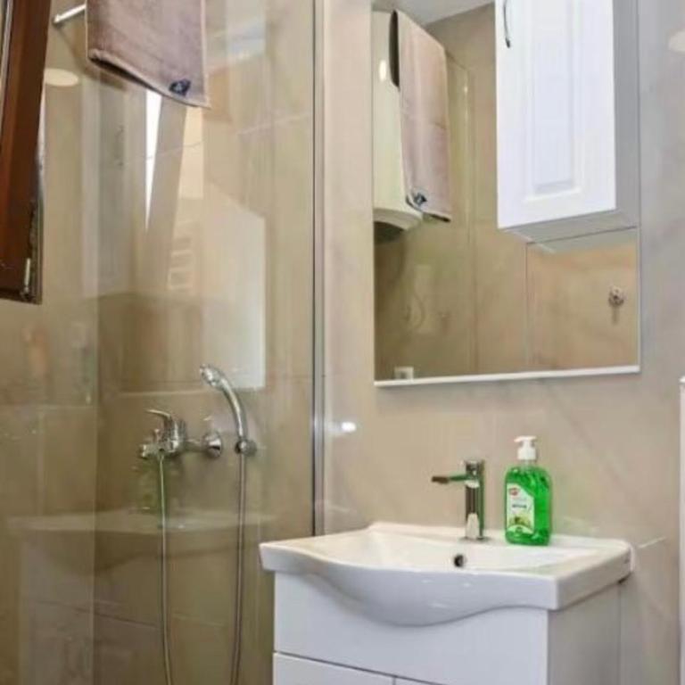 Portobello - One-Bedroom Apartment with Balcony and City View - 8