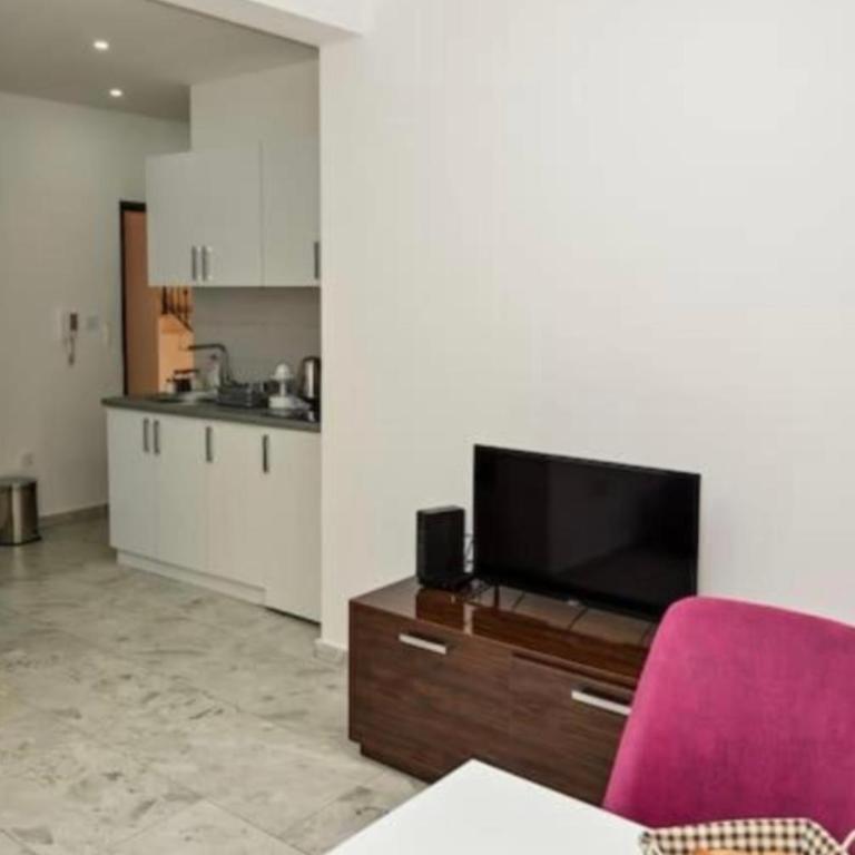 Portobello - One-Bedroom Apartment with Balcony and City View - 4