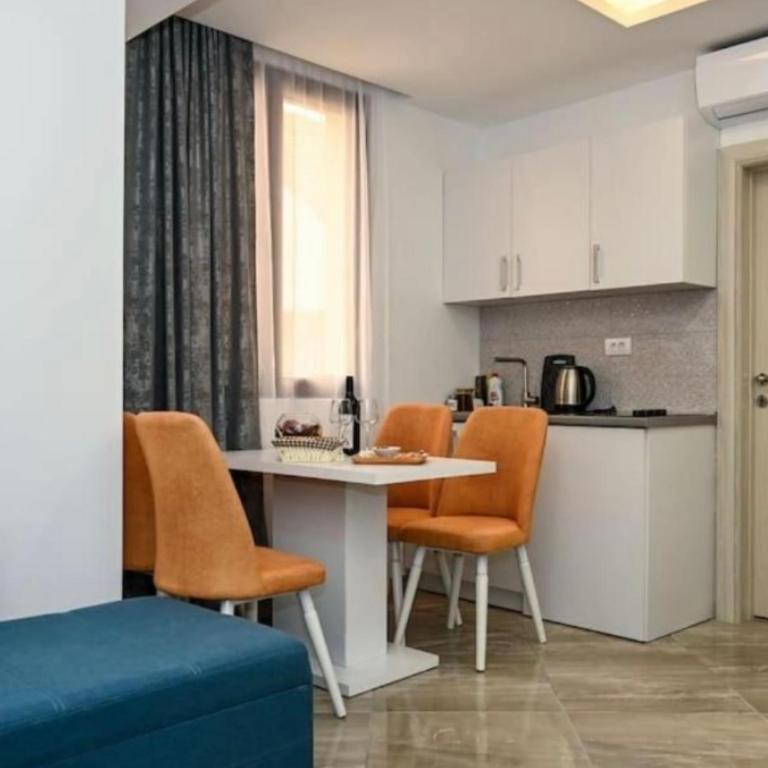 Portobello - One-Bedroom Apartment with Balcony and City View - 4