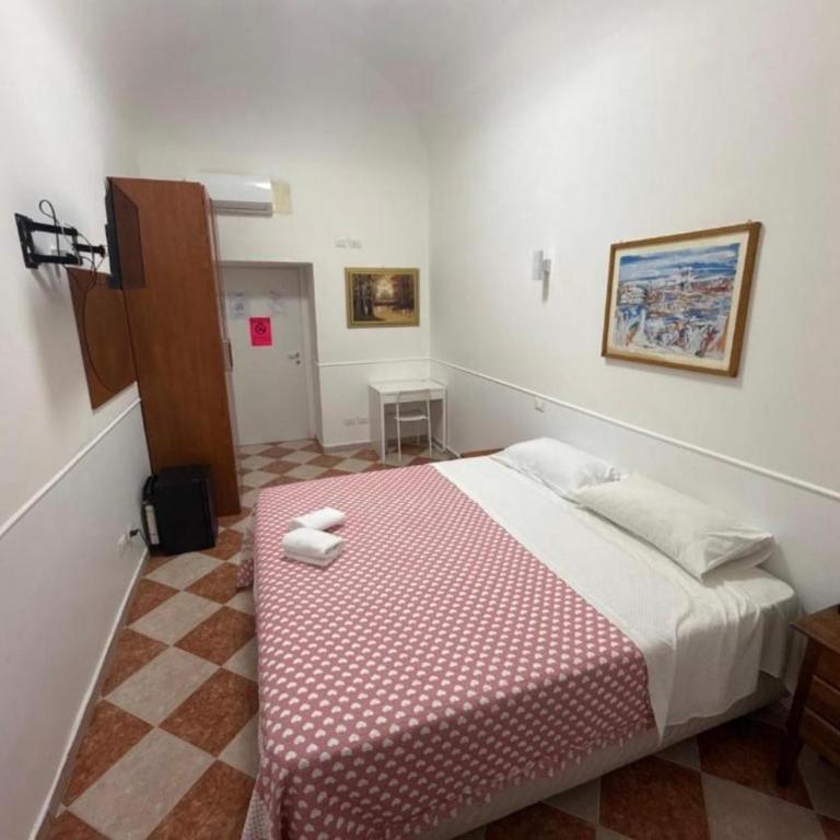 ROMA Classica - Camera Tripla con Bagno Privato Esterno - 4