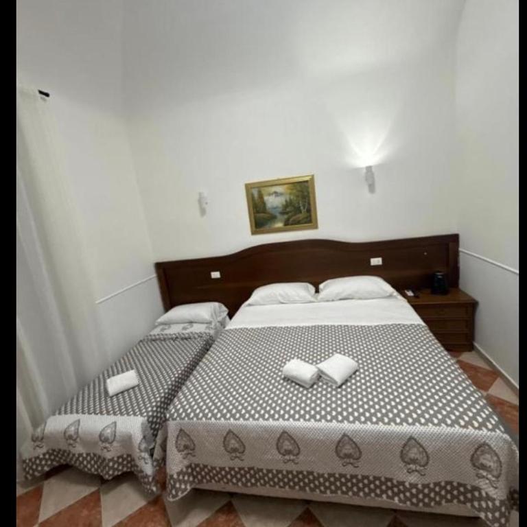 ROMA Classica - Camera Tripla con Bagno Privato Esterno - 2