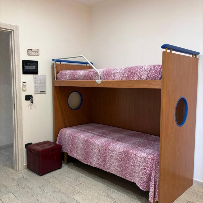 B&B Hollywood - Parcheggio Privato - Quadruple Room with Private Bathroom - 3