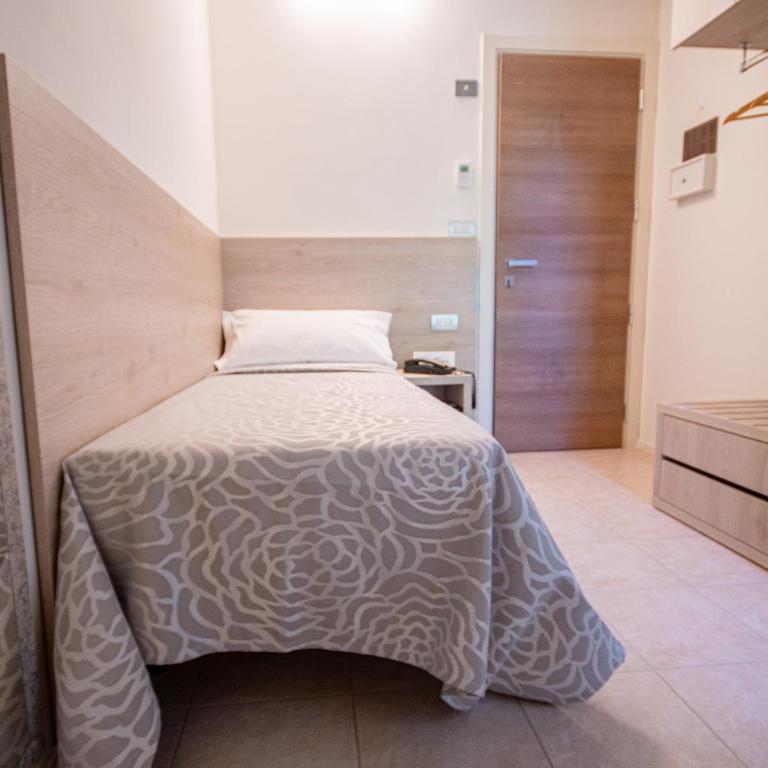 Hotel Monica - Single Room with Balcony - 1