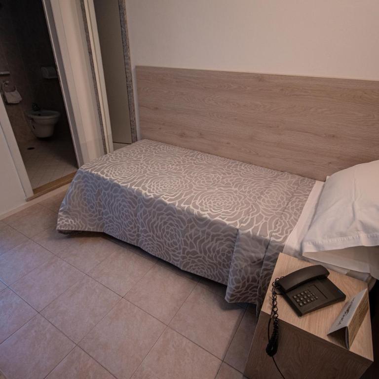 Hotel Monica - Single Room with Balcony - 2