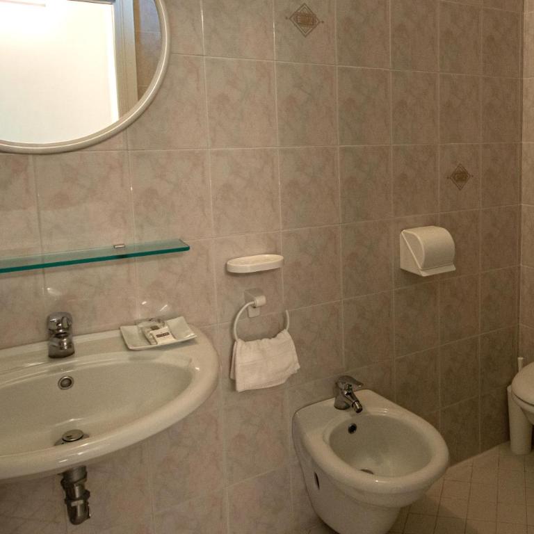 Hotel Monica - Single Room with Balcony - 4