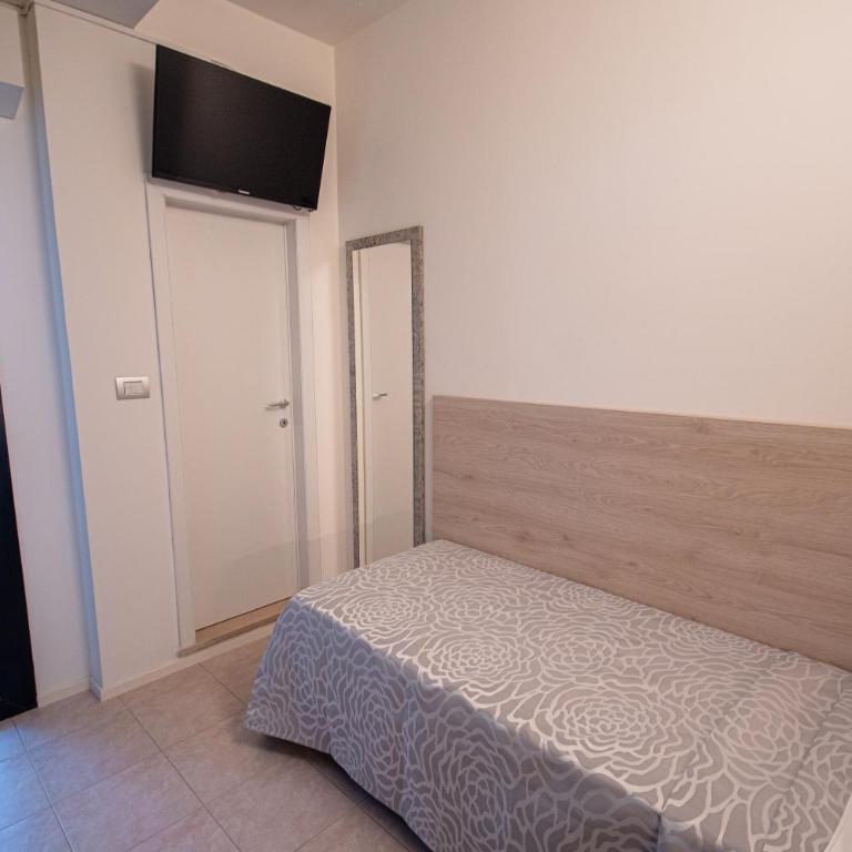 Hotel Monica - Single Room with Balcony - 5