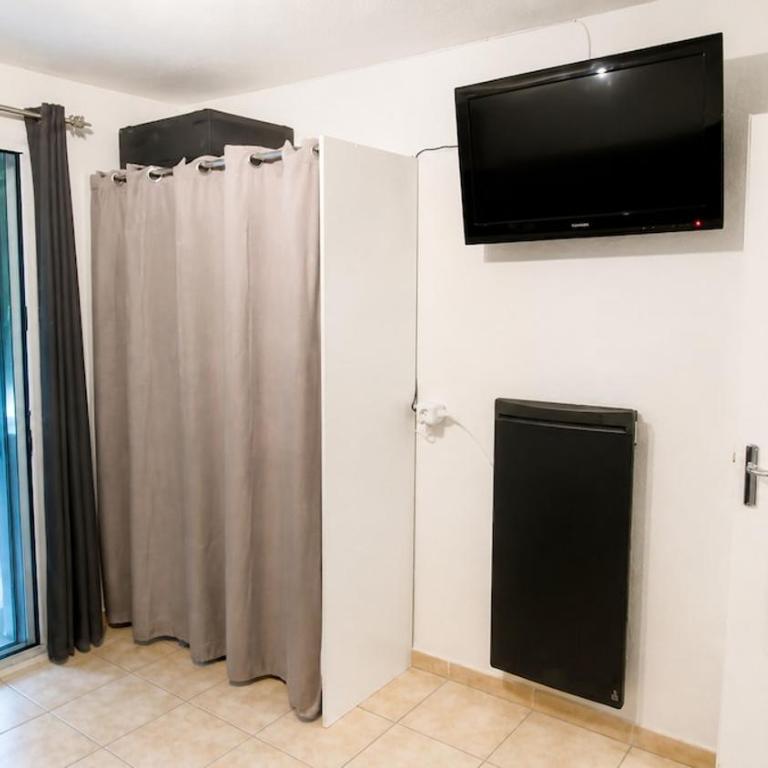 Dramont Getaway - Two-Bedroom Apartment - 5