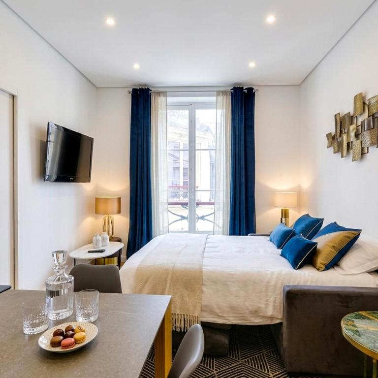 UrbanFlat 92 - Fresh 2 Bedroom Apartment in the center of Paris - Apartment - 2