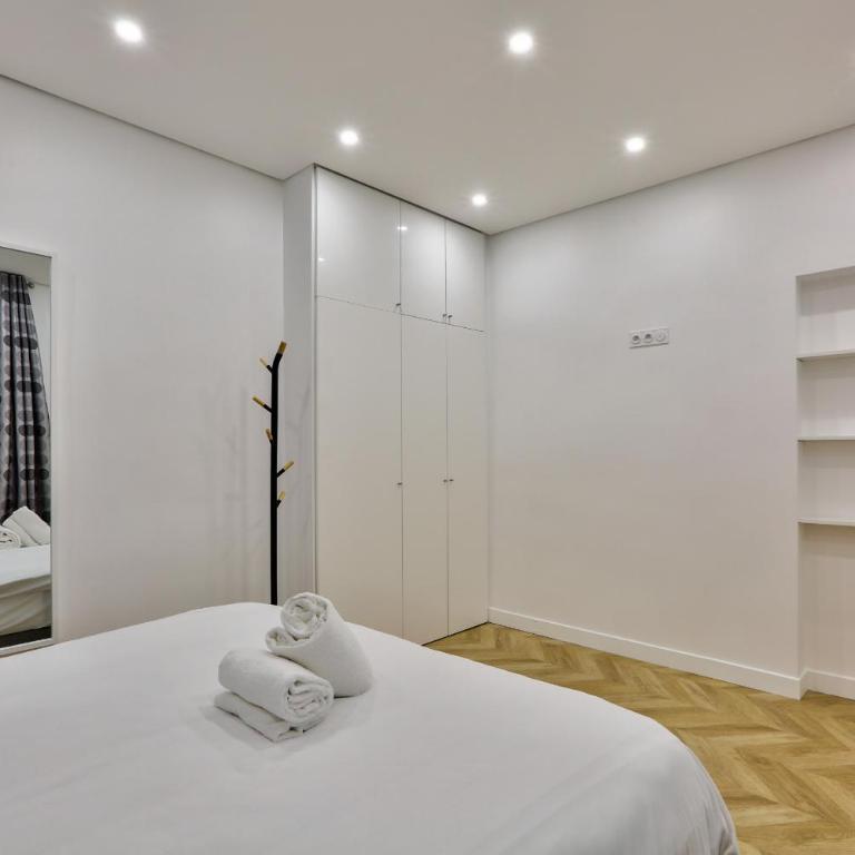 UrbanFlat 92 - Fresh 2 Bedroom Apartment in the center of Paris - Apartment - 9
