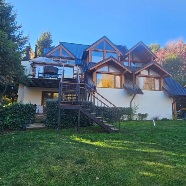 Espectacular Villa familiar en Bariloche impactante vista al Cerro Otto 6km del centro - Villa - 2