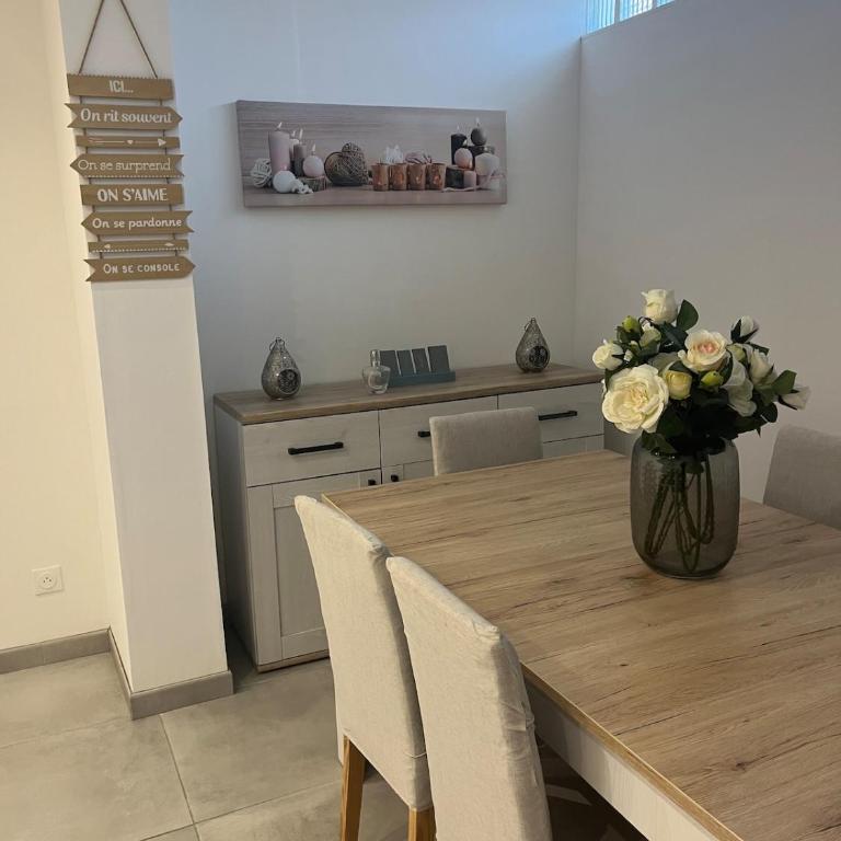 Jolie maison avec jardin proche tour Luma - Casa con 2 Camere da Letto - 32
