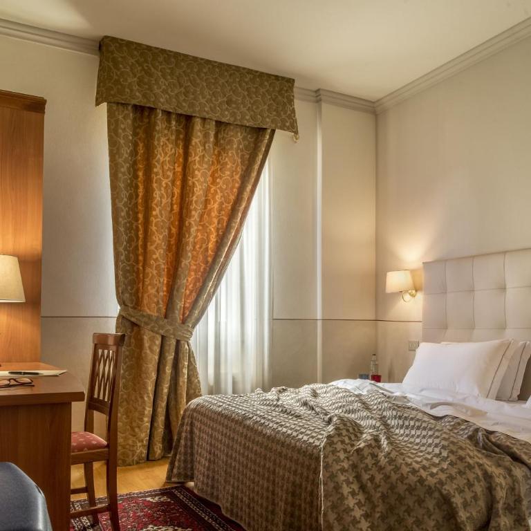Hotel Ambasciatori - Camera Standard Matrimoniale/Doppia con Letti Singoli - 1
