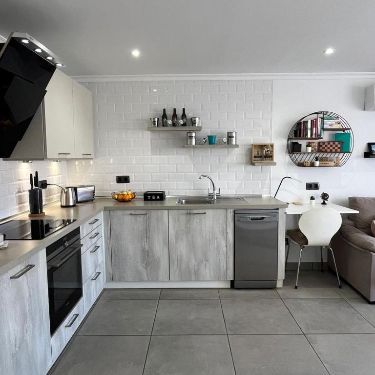 La Vida Loca Apartment - One-Bedroom Apartment with Ocean View - 9