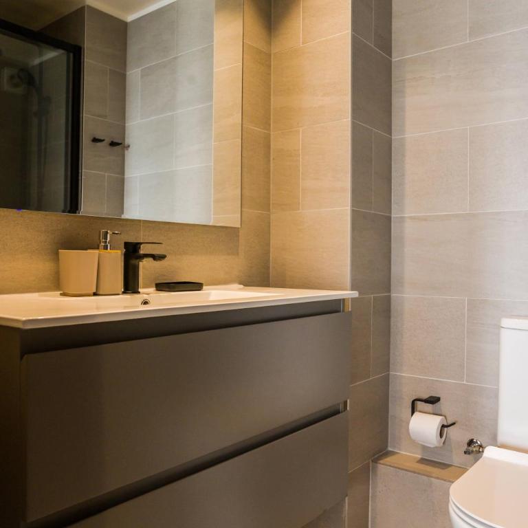 Chic Apartment with Balcony & Pool in Las Condes - Apartamento - 29