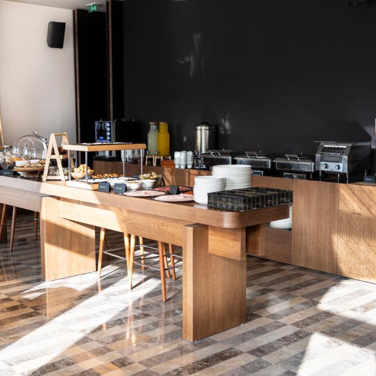 Stylish Urban Hideout - Free Pool & Breakfast Access - One-Bedroom Apartment - 15