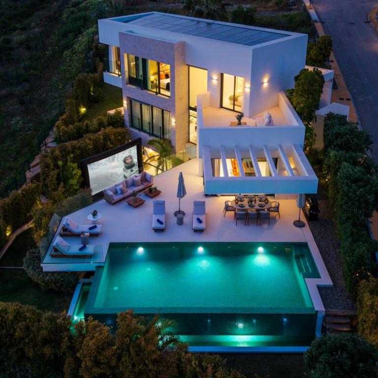 VACATION MARBELLA I Villa Glamour, Brand-New 4BR, Private Infinity Pool, Open Air Cinema, Sea View, Gated Security, Minutes to Golden Mile, - Villa Superior - 1