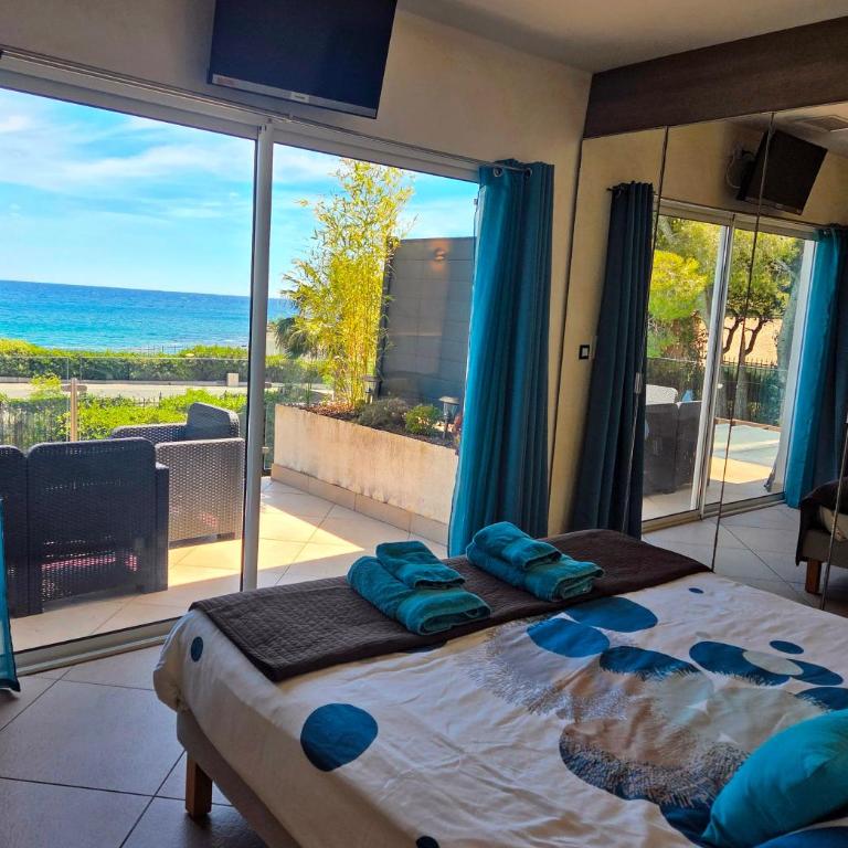 Villa Perle De La Mer - Family Room with Sea View - 9