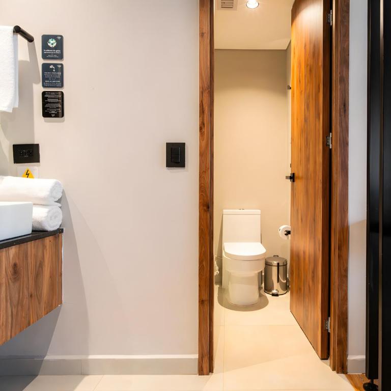 Hashtag 98 Hotel By Jalo - Habitación con cama grande y balcón - 14