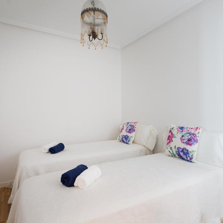 Vista al puerto de Alicante - Three-Bedroom Apartment - 3